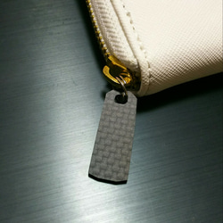 艶消しカーボンの長財布の引き手 カクカク  スライダー 1枚目の画像