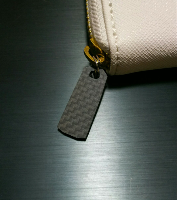 艶消しカーボンの長財布の引き手 カクカク  スライダー 2枚目の画像