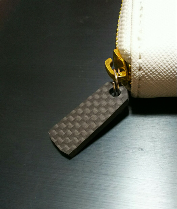 艶消しカーボンの長財布の引き手 カクカク  スライダー 3枚目の画像