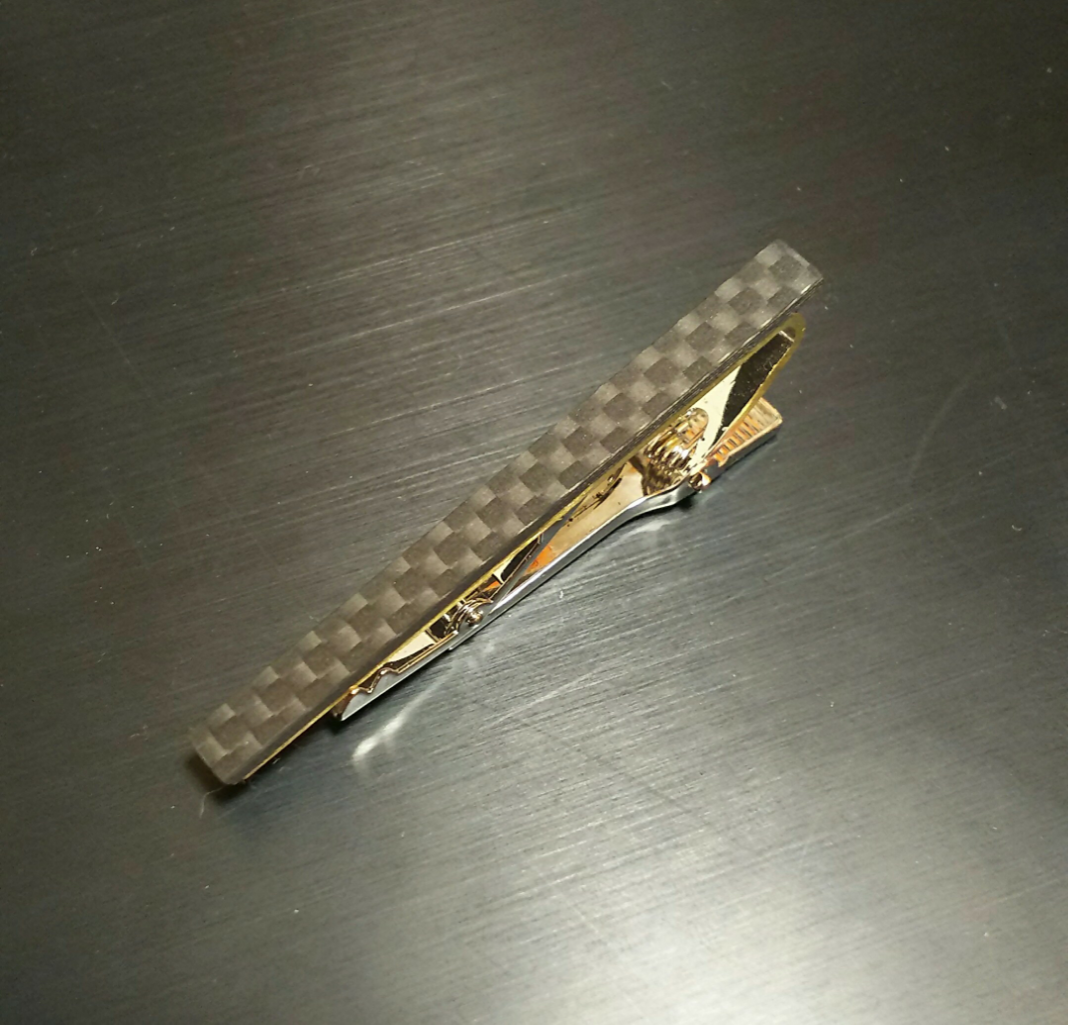 極細  カーボンのネクタイピン