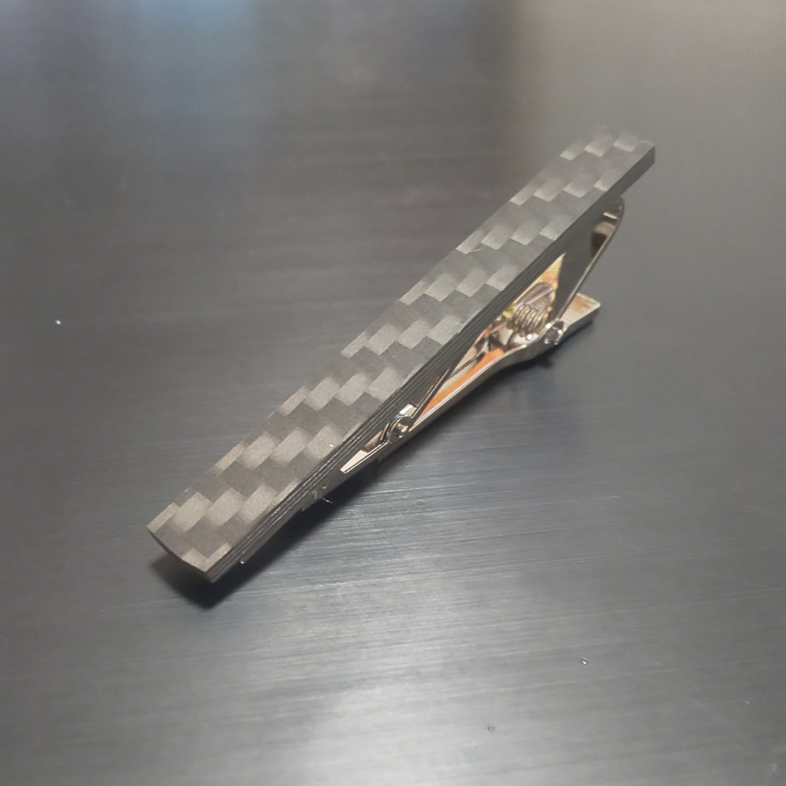 マットな綾織りカーボン ネクタイピン