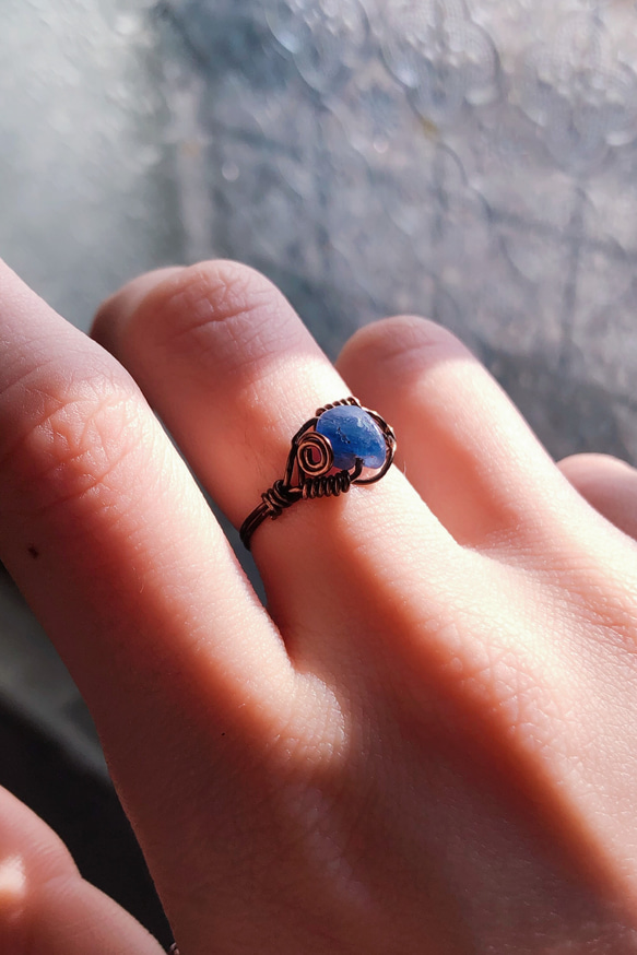 【藍晶石Kyanite】沉靜。戒指。天然石金屬編織 第2張的照片