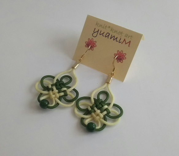 盤長結のピアス 緑＆生成  Round Brocade knot earring green&off white 1枚目の画像