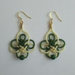 盤長結のピアス 緑＆生成  Round Brocade knot earring green&off white 4枚目の画像