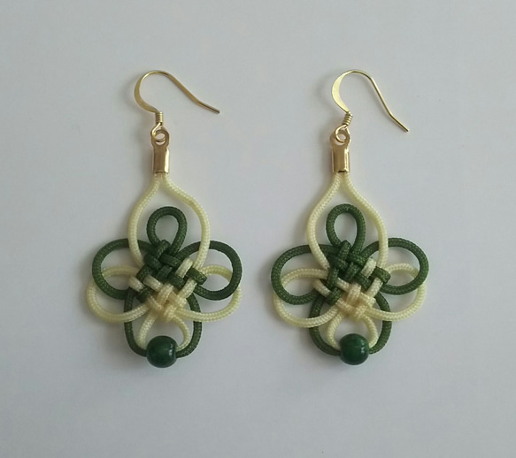 盤長結のピアス 緑＆生成  Round Brocade knot earring green&off white 4枚目の画像