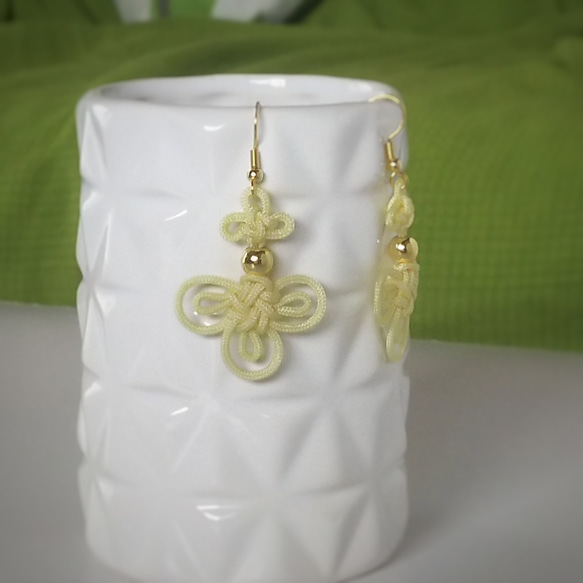 吉祥結のピアス クリーム Good Luck knot earring off-white 2枚目の画像