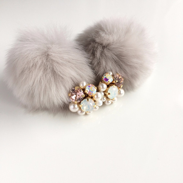 Gray fluffy rabbit fur bijou pierce 第2張的照片