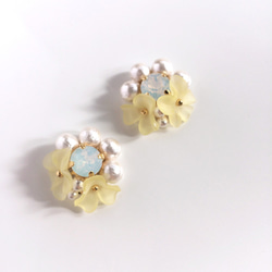 Yellow sheer flower cotton pearl earrings 第3張的照片
