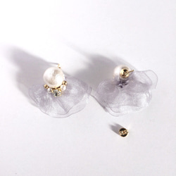 Xmas ♡ Ice Gray organdy & Cotton Pearl Earrings 第4張的照片