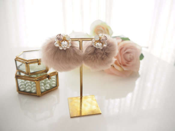 Mauve pink fluffy rabbit fur bijou earrings 第3張的照片