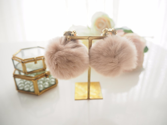 Mauve pink fluffy rabbit fur bijou earrings 第4張的照片