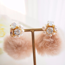 Pink beige fluffy rabbit fur bijou pierce 第3張的照片