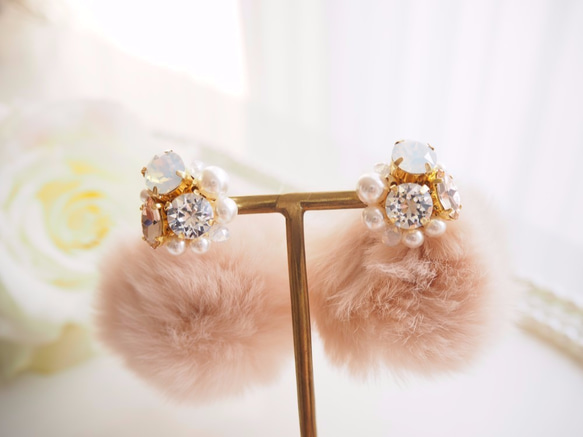 Pink beige fluffy rabbit fur bijou pierce 第3張的照片