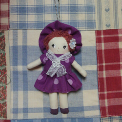 レトロなドットのお洋服文化人形ストラップ 1枚目の画像