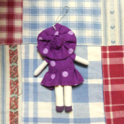 レトロなドットのお洋服文化人形ストラップ 2枚目の画像