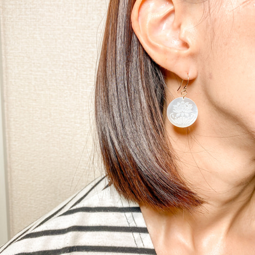 希少✧白蝶真珠ピアス✧蓮 受注製作品】白蝶貝の蓮の花のピアスまたは、ノンホール樹脂ピアス