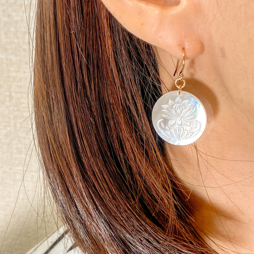 受注製作品】白蝶貝の蓮の花のピアスまたは、ノンホール樹脂ピアス