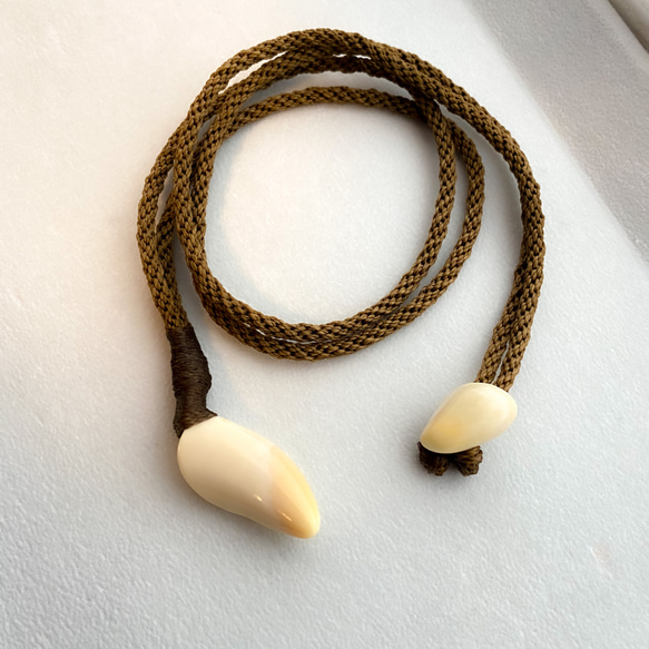 【一点物】【送料無料】貴重なマッコウクジラの歯の先端を使ったネックレス 1枚目の画像