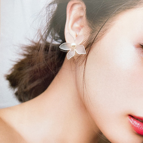 パールの花ピアス*シンプルフラワー*おしゃれで大人可愛いスタッド  