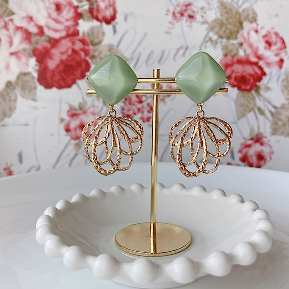 四角いグリーンとゴールドリーフのポストピアス*エレガント大ぶり