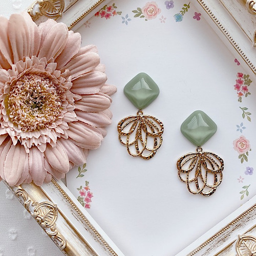 四角いグリーンとゴールドリーフのポストピアス*エレガント大ぶり