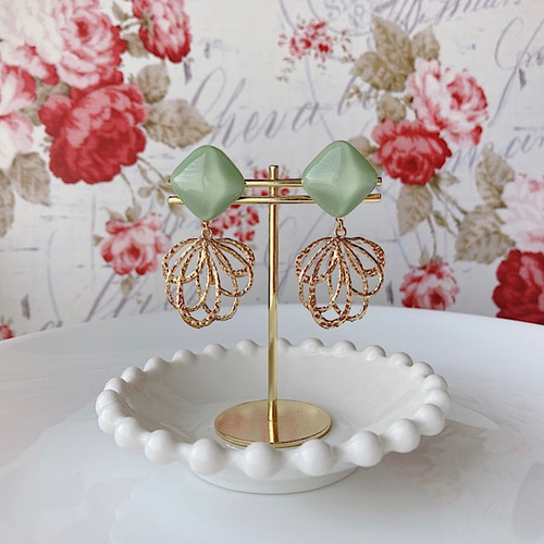 四角いグリーンとゴールドリーフのポストピアス*エレガント大ぶり