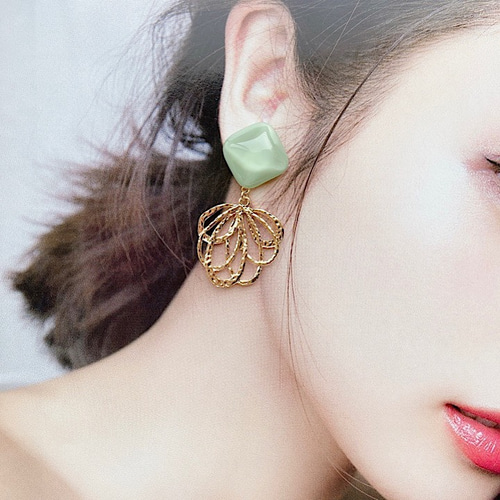 四角いグリーンとゴールドリーフのポストピアス*エレガント大ぶり
