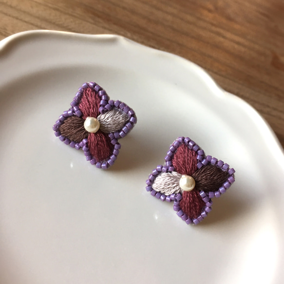【t様 オーダーページ】刺繍の耳飾り yohira 紫 (刺繍ピアス) 1枚目の画像
