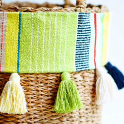 【再次上架】多彩！絲綢手工編織面料和流蘇·籃袋（綠色） 第5張的照片