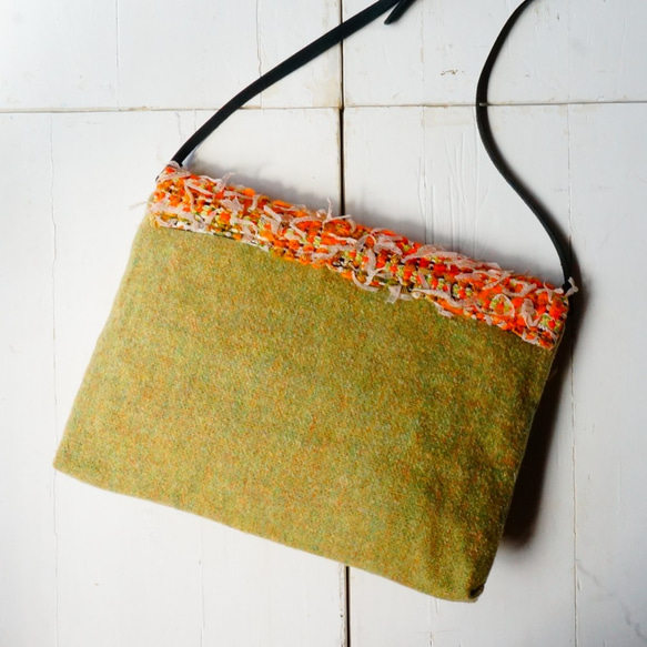 手織りのオリジナル生地で作ったクラッチバッグ　※ショルダーバッグにもなります。（オレンジ） 2枚目の画像