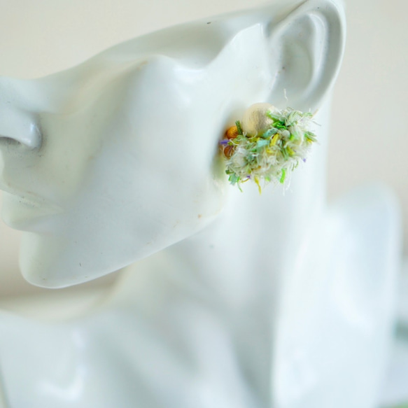 耳環（黃金所有通信）/花式紗線和大顆粒棉珍珠（鮮綠色） 第4張的照片