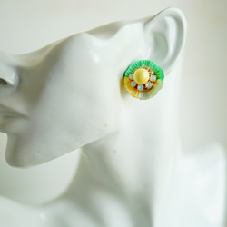 耳環（金色小巷）/絲綢流蘇和施華洛世奇珍珠（香蕉） 第5張的照片