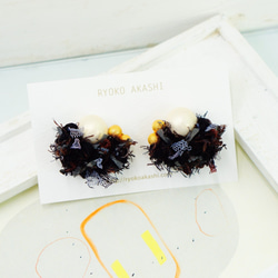 耳環（金）/花式紗線和大號棉珍珠（亮黑色） 第1張的照片
