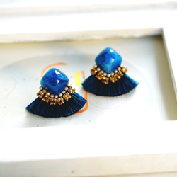 耳環（金）方形凸圓形和絲綢流蘇（海洋藍） 第1張的照片