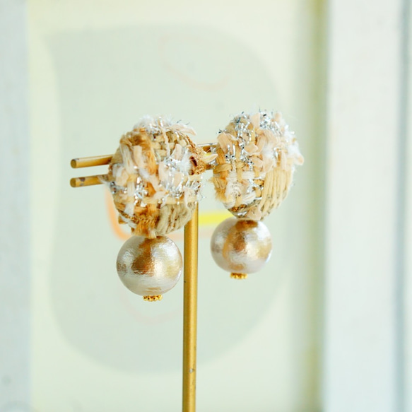 耳環/花式花呢核桃鈕扣和棉珍珠（金色） 第2張的照片