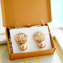 耳環/花式花呢核桃鈕扣和棉珍珠（金色） 第3張的照片