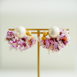 耳環（金）/花式紗線和大號棉珍珠（淡紫色） 第2張的照片