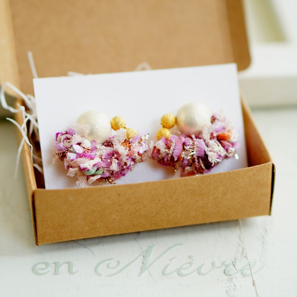 耳環（金）/花式紗線和大號棉珍珠（淡紫色） 第3張的照片