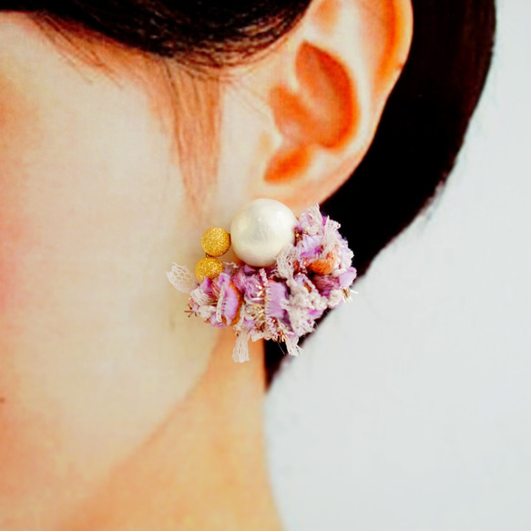 耳環（金）/花式紗線和大號棉珍珠（淡紫色） 第4張的照片