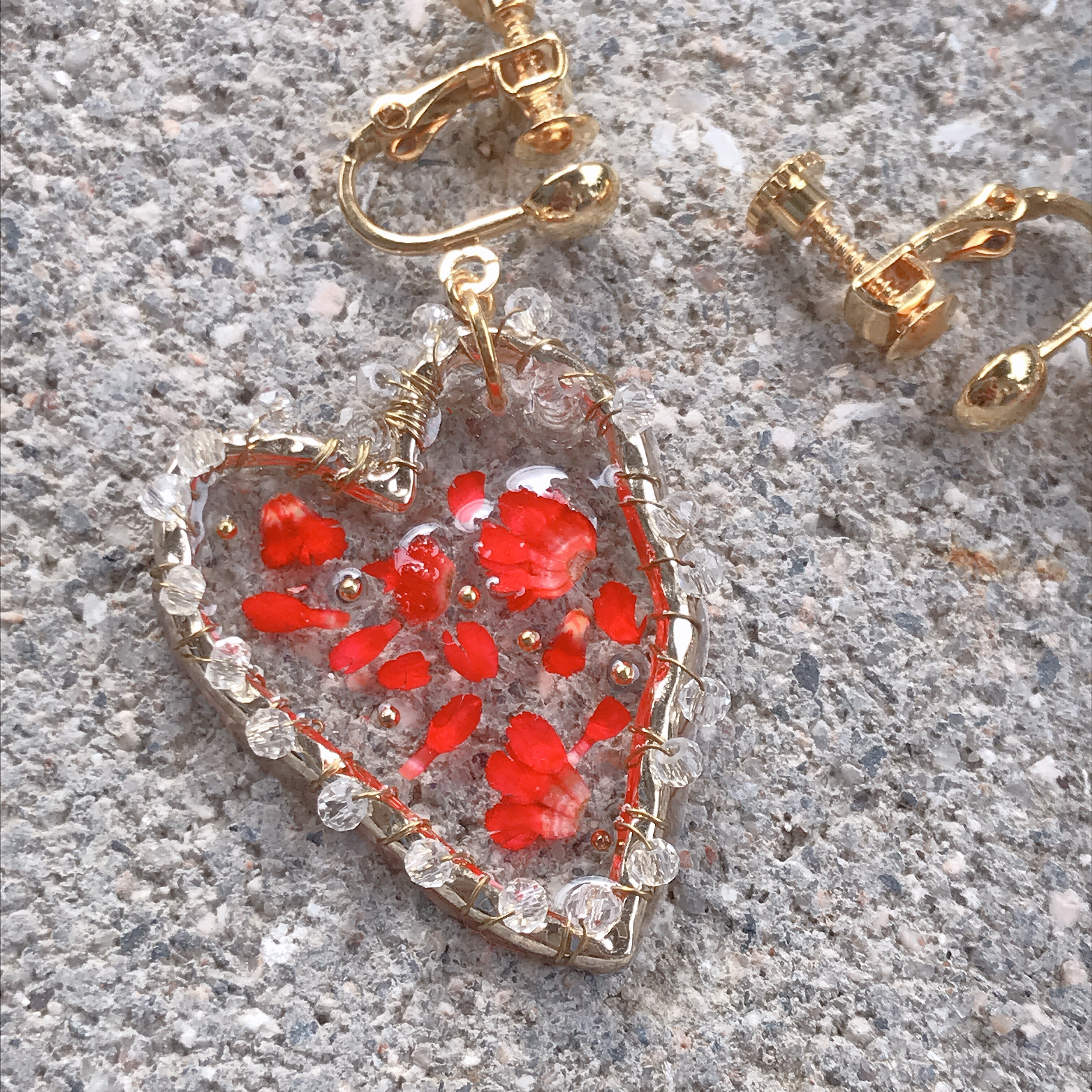 ハートが揺れる、輝くグラスイヤリング イヤリング・ノンホールピアス  