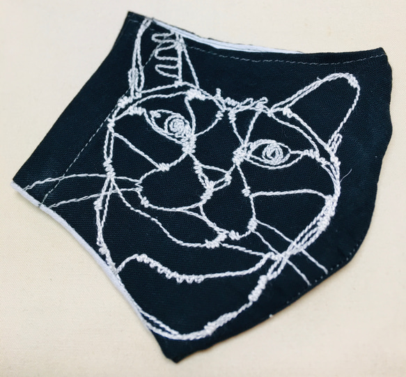 立体マスク　 『 CATS 』柄 ダブルガーゼ 刺繍　黒猫　国産② 1枚目の画像