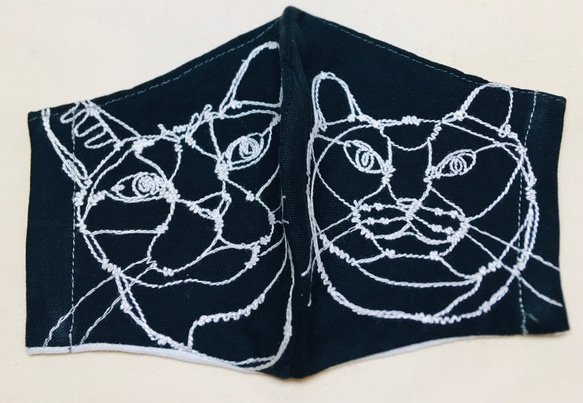 立体マスク　 『 CATS 』柄 ダブルガーゼ 刺繍　黒猫　国産② 2枚目の画像