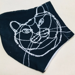 立体マスク　 『 CATS 』柄 ダブルガーゼ 刺繍　黒猫　国産② 3枚目の画像