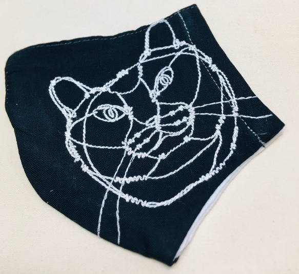 立体マスク　 『 CATS 』柄 ダブルガーゼ 刺繍　黒猫　国産② 3枚目の画像