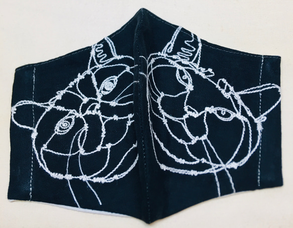 立体マスク　 『 CATS 』柄 ダブルガーゼ 刺繍　黒猫　国産③ 2枚目の画像