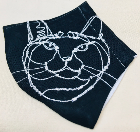 立体マスク　 『 CATS 』柄 ダブルガーゼ 刺繍　黒猫　国産③ 3枚目の画像