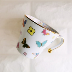カラフル蝶々とツイードのHappyマグカップ 1枚目の画像