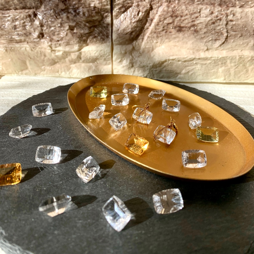 クリスタルのさざなみ　天然石　水晶　コンケーブ  イヤリング　クォーツ　氷　アイス　キューブ　cube 水　透明　クリア