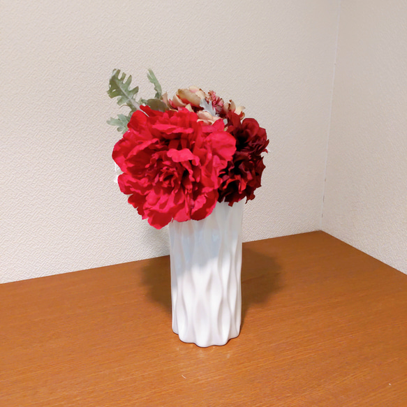 ゆうパック送料無料♡Red  Bloom♡アーティフィシャルフラワー花瓶アレンジ　大きめサイズ　お祝　開店等　大輪牡丹 1枚目の画像
