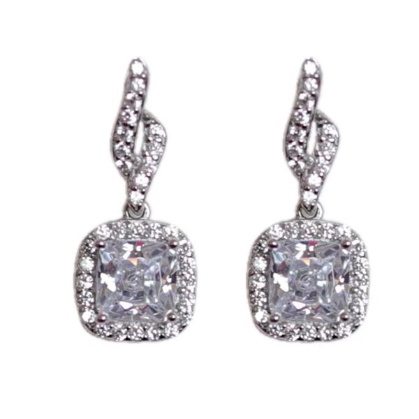 鑑別書付き ピアス 揺れる K18 ゴールド 計2ct クッションカットモアサ  